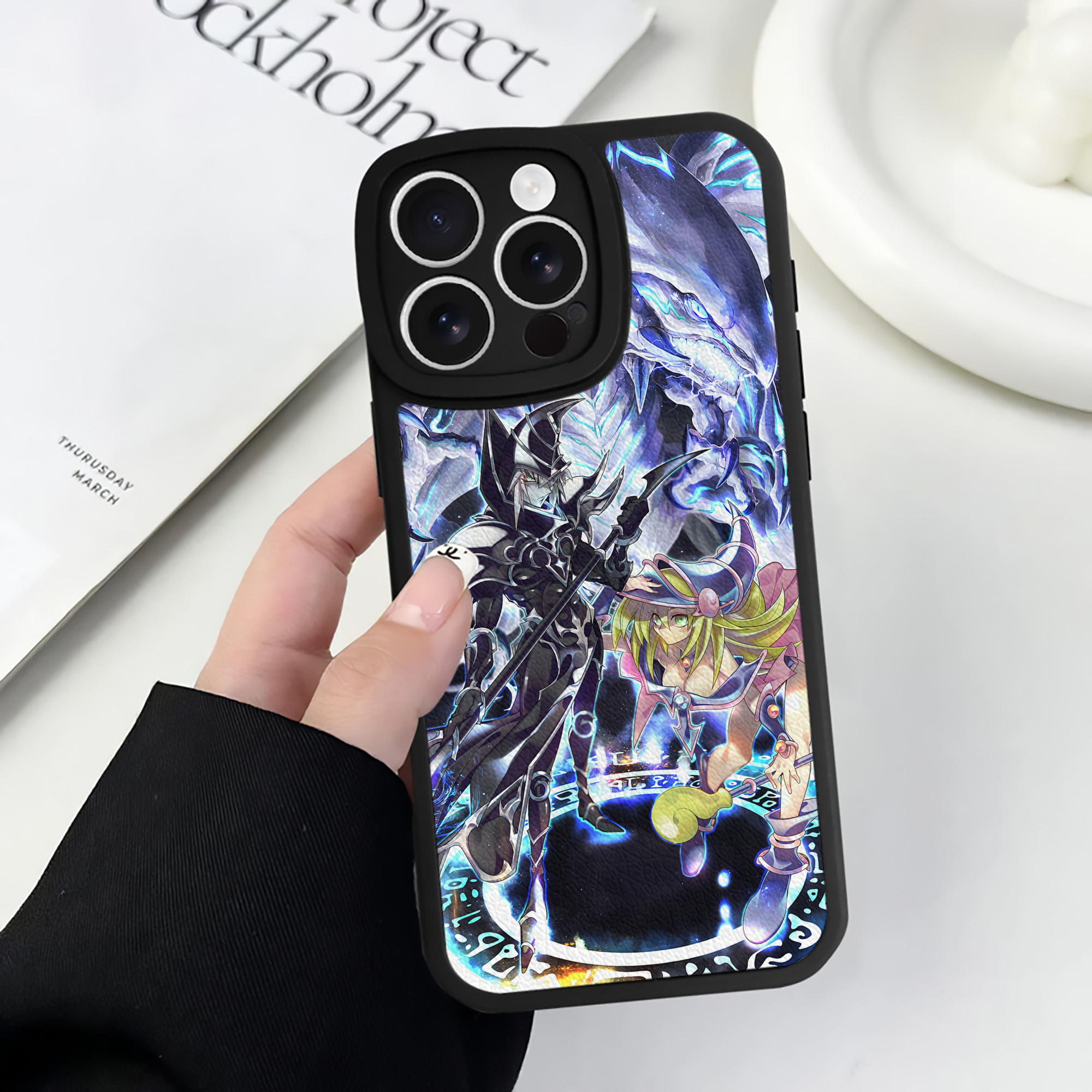 （画像用） 遊☆戯☆王 Yu-Gi-Oh! 【iPhone 16シリーズ対応】シリコンスマホケース（レザー調） 材質：シリコン